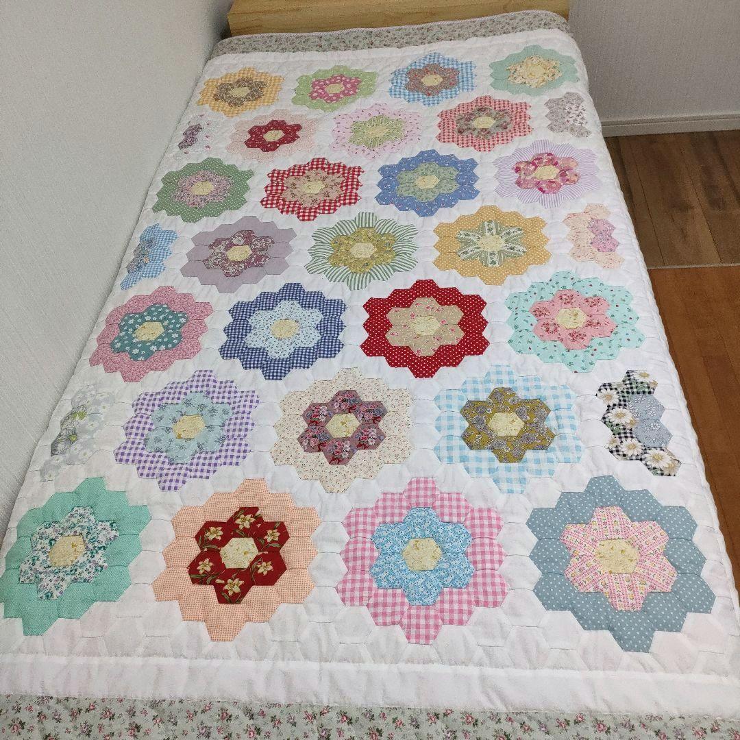 ハンドメイド　パッチワーク　キルト　ベッドカバー　花柄　おばあちゃんの花園