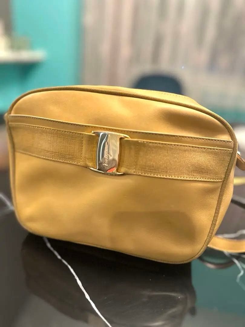 フェラガモ　マスタードポシェット FERRAGAMO（フェラガモ） ショルダーバッグ FIAMMA フィアンマ S 21