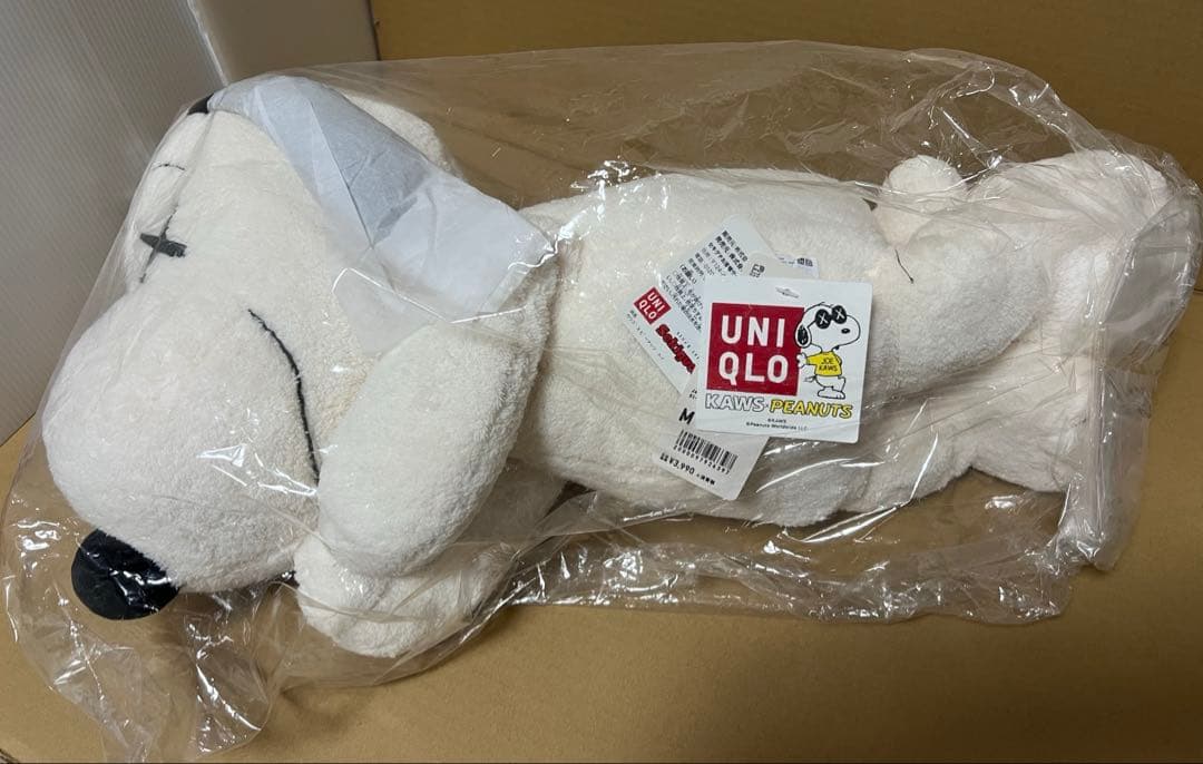 新品UNIQLO×PEANUTS スヌーピー　KAWS ぬいぐるみ　白　Mサイズ