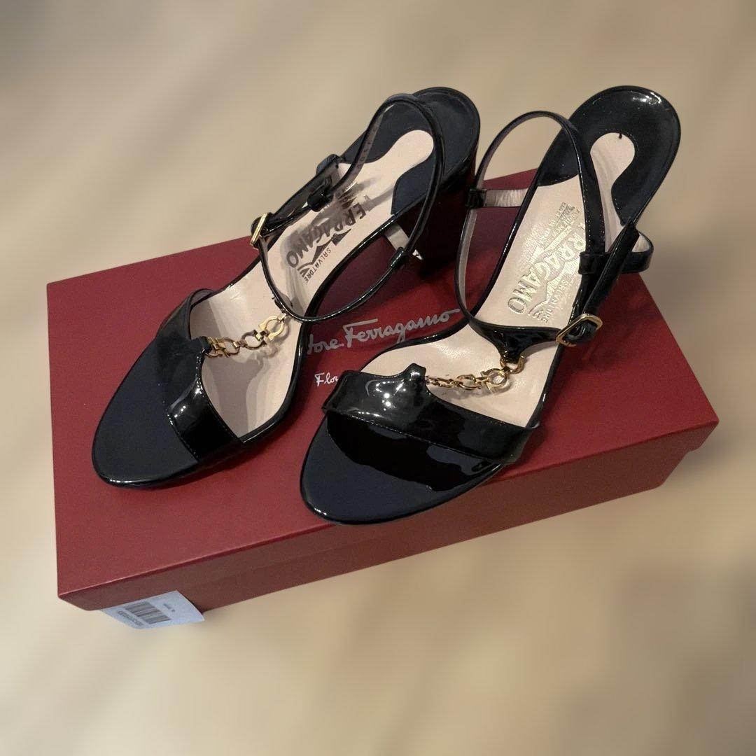 フェラガモ エナメル サンダル 黒 金具 チャンキーヒール【箱付き】