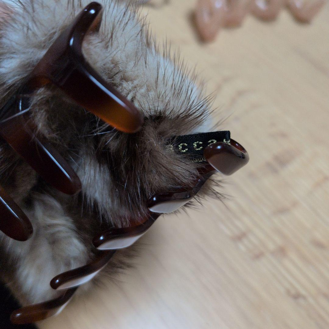 accaフランス製 ヘアクリップ 茶色 ファー付き - メルカリ