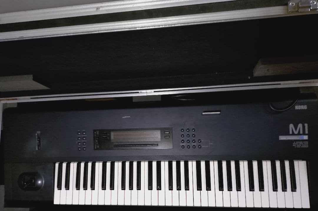 KORG M1 ケースつき