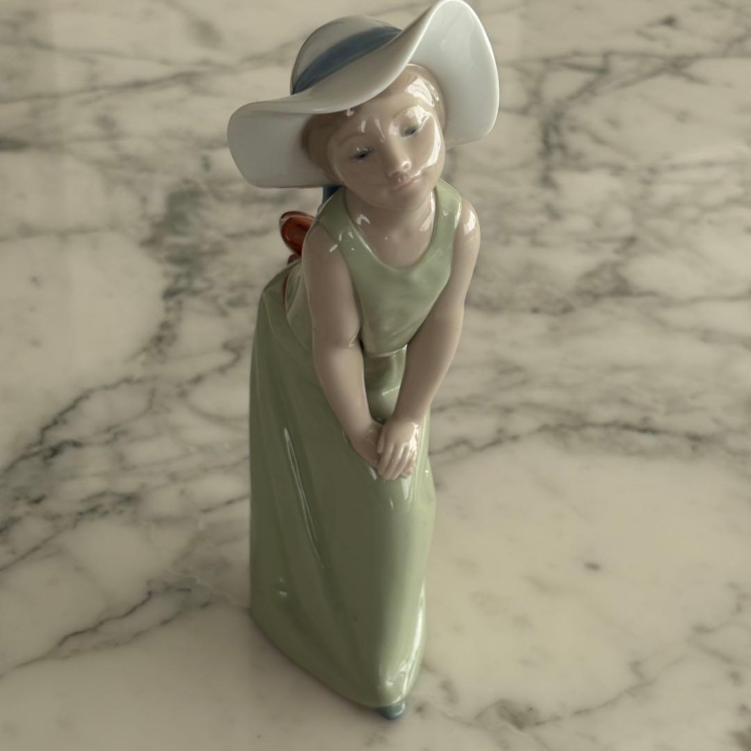 リヤドロ　「麦わら帽子をかぶった好奇心旺盛な女の子」