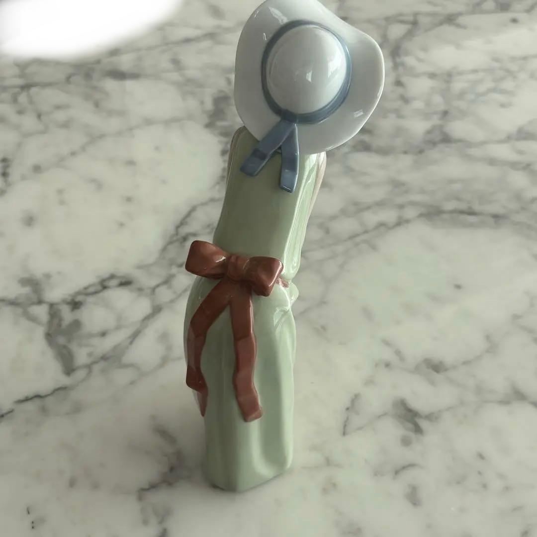 リヤドロ 「麦わら帽子をかぶった好奇心旺盛な女の子」 - メルカリ