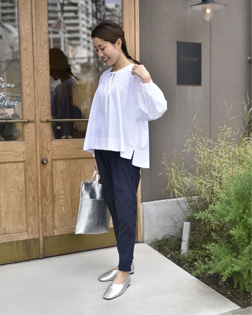 OUR たっぷりギャザーのフレアブラウス　ホワイト