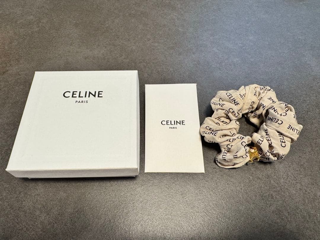 CELINE ロゴ入り シュシュ ベージュ