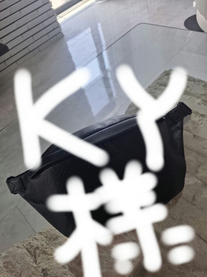 黒のメッセンジャーバッグ