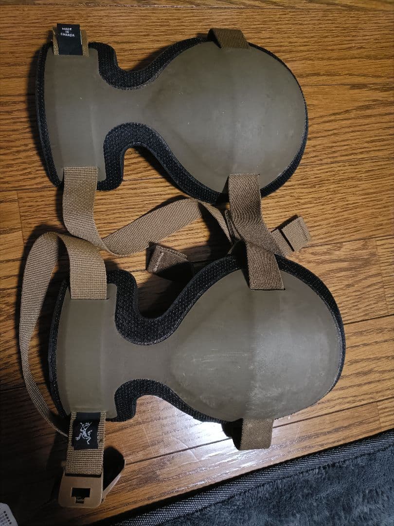 アークテリクス　カーキ色ニーパッド 調整可能ストラップ付き