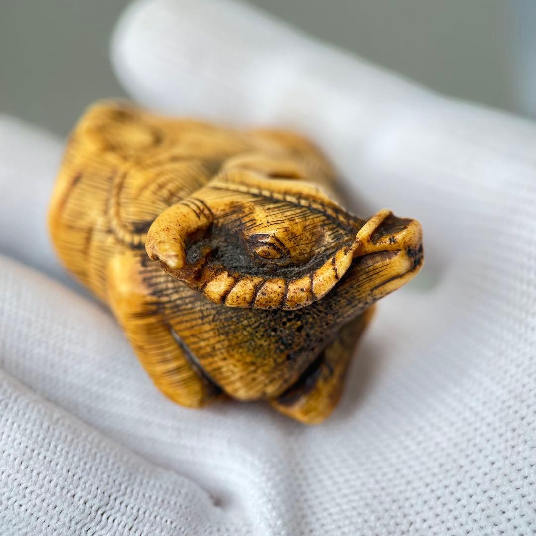 牛の彫刻 小型 彫刻極上根付天然素材アンティーク骨董飾り物古美術置物