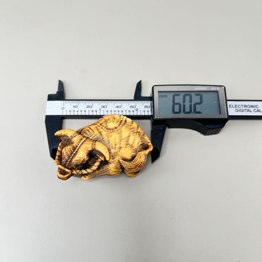 牛の彫刻 小型 彫刻極上根付天然素材アンティーク骨董飾り物古美術置物