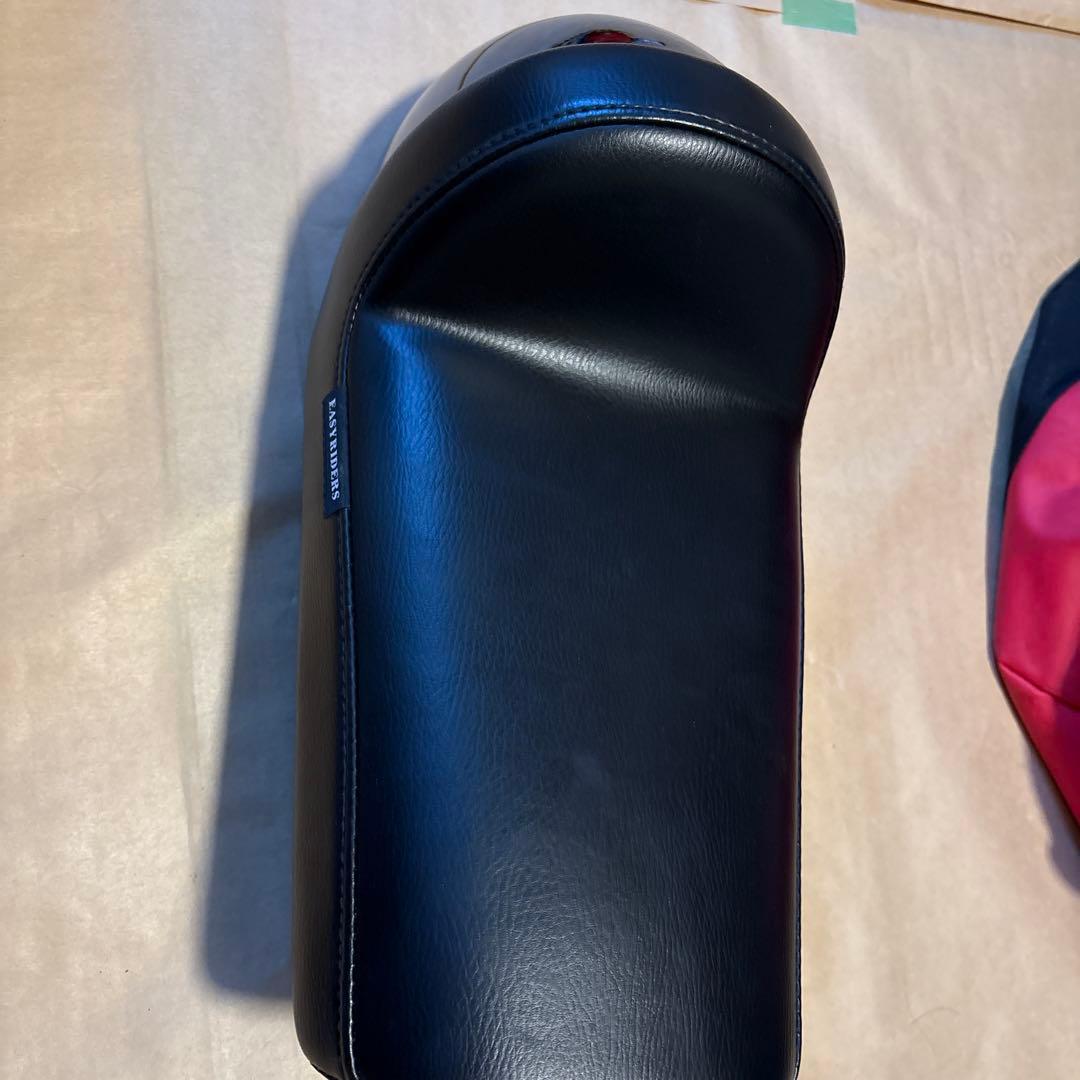 黒い流線型シート　カフェレーサーシート