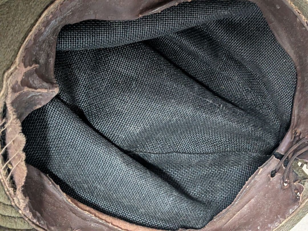 グレーの金属製ヘルメット 軍隊 帽子と有りました 戦争