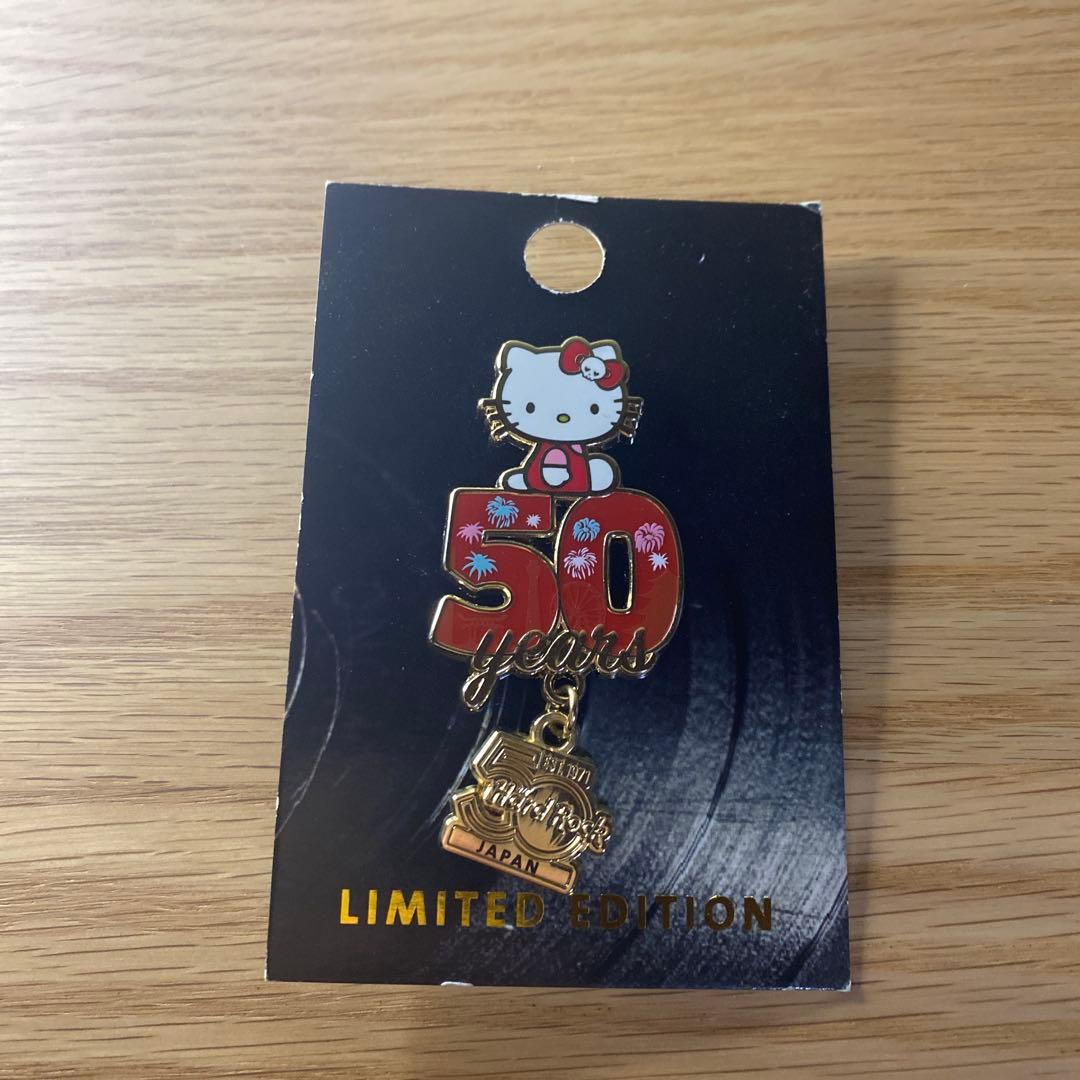 【未使用】ハードロックカフェ　バッチ　HELLO KITTY 50TH PIN