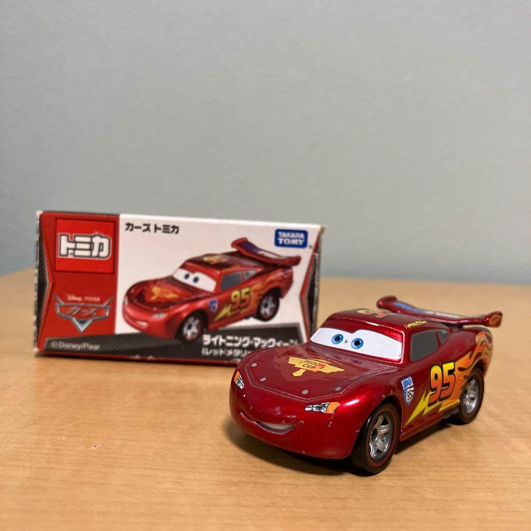 カーズ トミカ ライトニング・マックイーン レッドメタリックタイプ