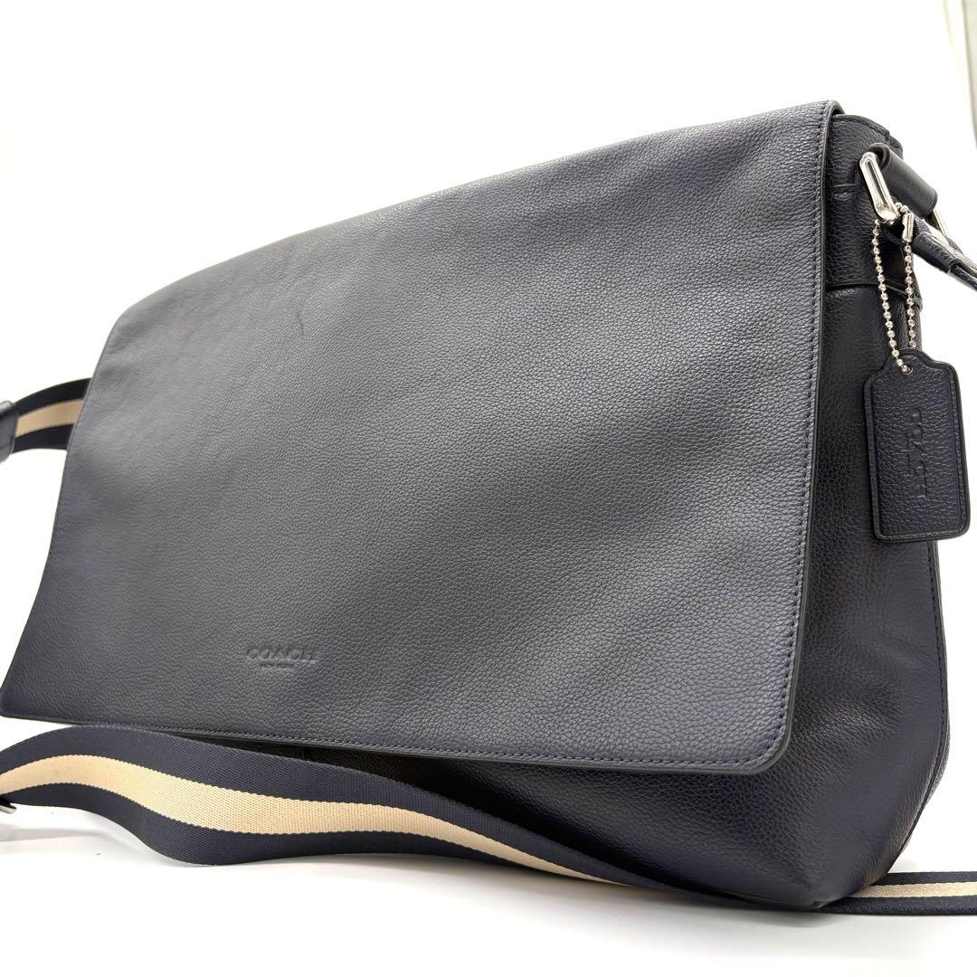 【極美品】コーチ　メッセンジャーバッグ　ヘリテージ　ロゴ型押し　レザー　ネイビー