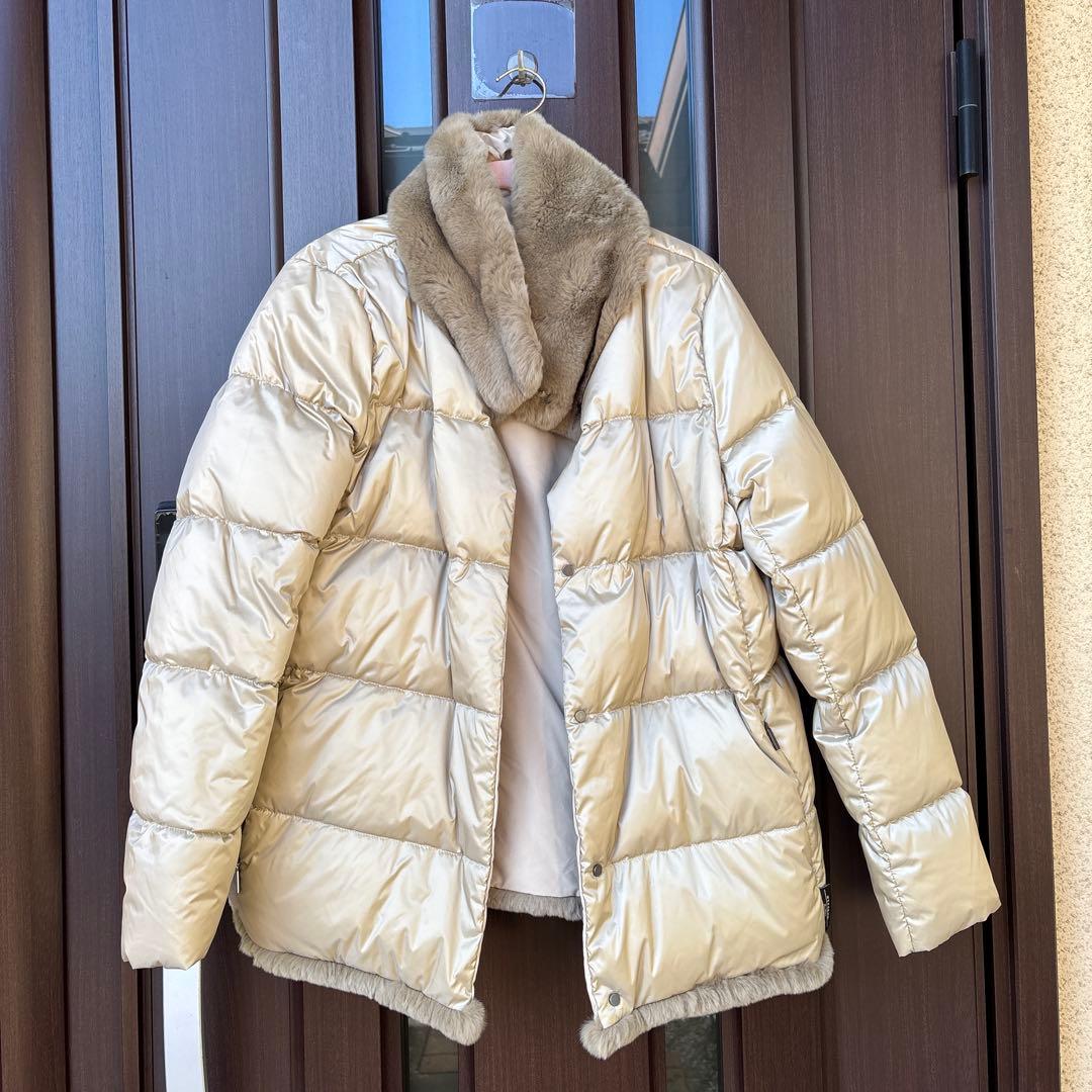 ファー付きベージュダウンジャケット