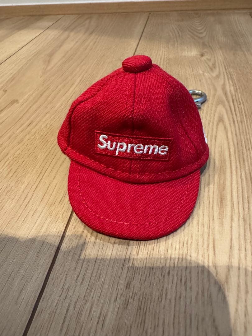 supreme new era キーホルダー