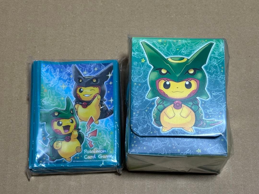 レックウザポンチョを着たピカチュウ　デッキシールド　デッキケース　スリーブ