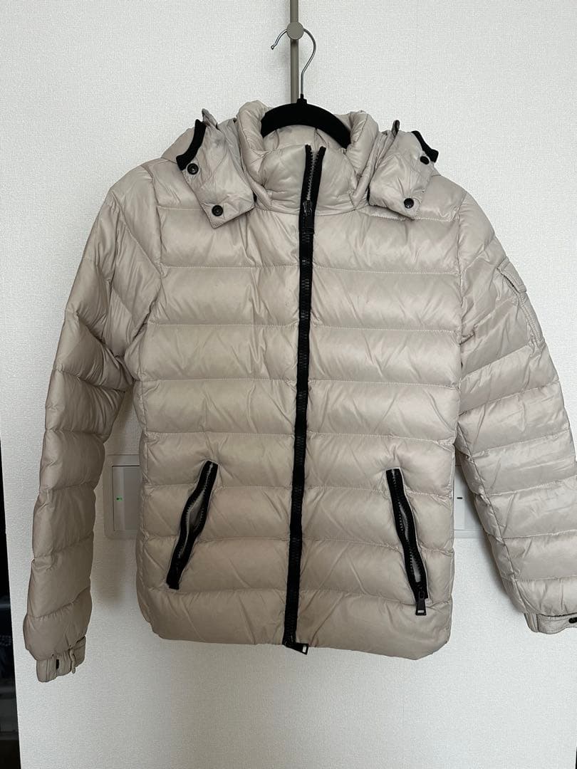 MONCLER フード付きベージュダウンジャケット