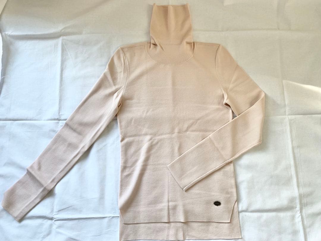 【美品】FOXEYフォクシー グレースウールタートルニットトップス ロゴ付き