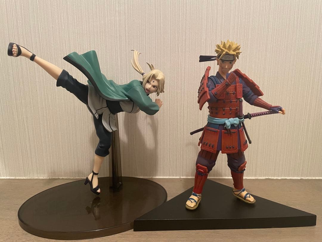 ナルトフィギュア　うずまきナルト　と　綱手