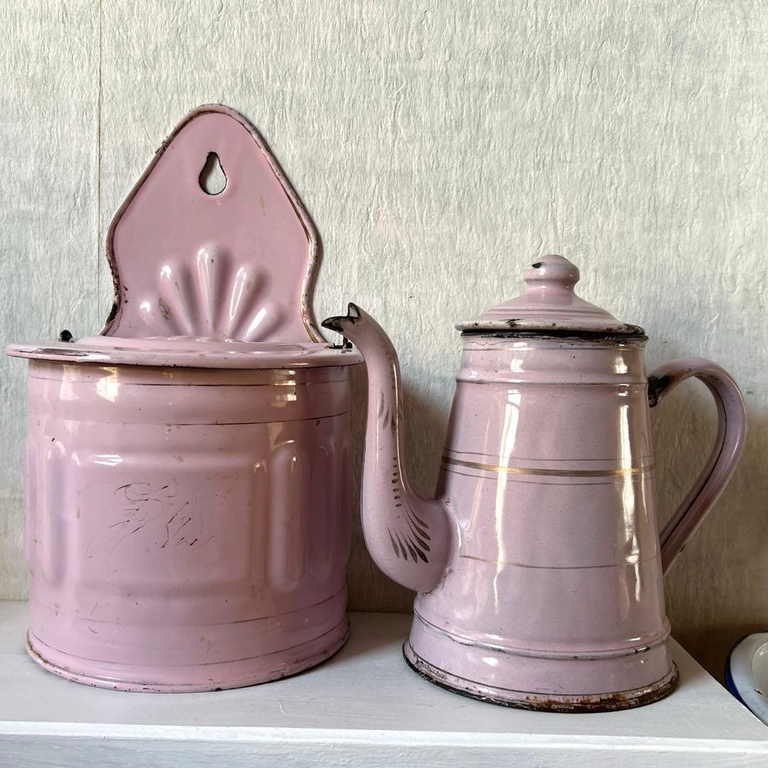 フランスアンティーク　ピンク色のホーローポットとセル缶