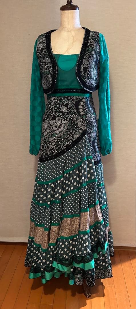 フラメンコ衣装グリーン× ブラックワンピースとチャレコのセットアップ フラメンコ衣装 ペチコート【モスグリーン】 スカート ダンス衣装