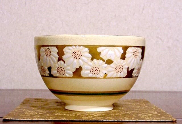 京焼・清水焼　山川巌（二代）作　仁清写　菊之絵　茶碗　無傷　共箱　。