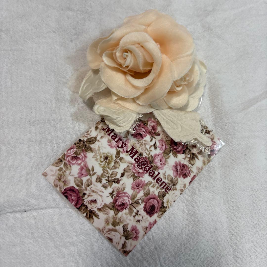 メアリーマグダレン　パピヨンローズコサージュ　パウダーピーチ