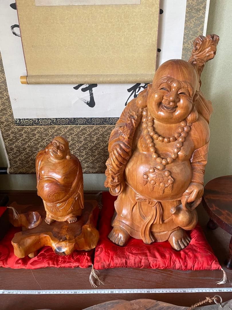 美品　骨董品　高級木彫り　大黒様　木製の笑顔の仏像セット　木彫り　赤い座布団付き