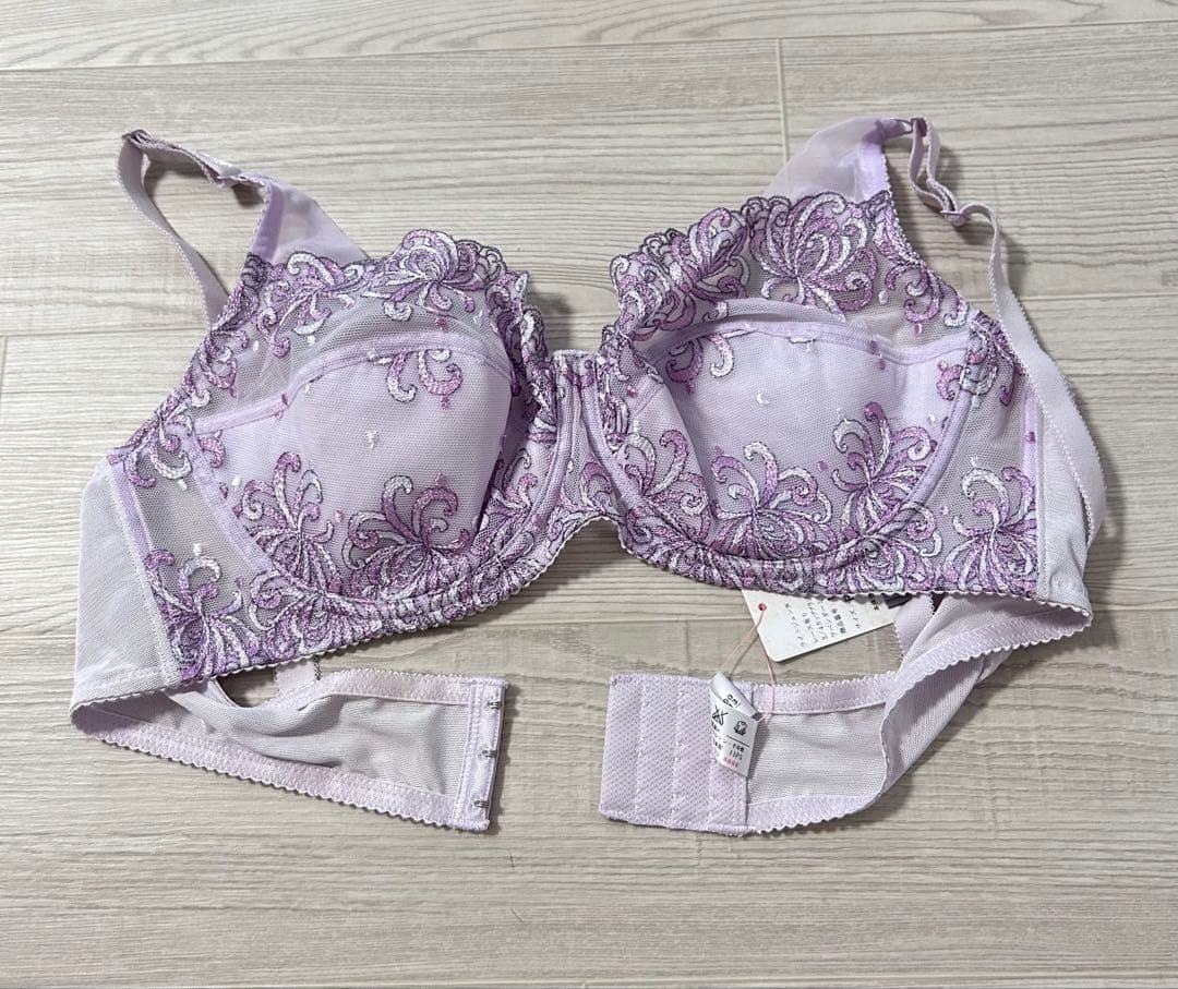 ダイアナ　薄紫 刺繍デザイン B100ブラジャー
