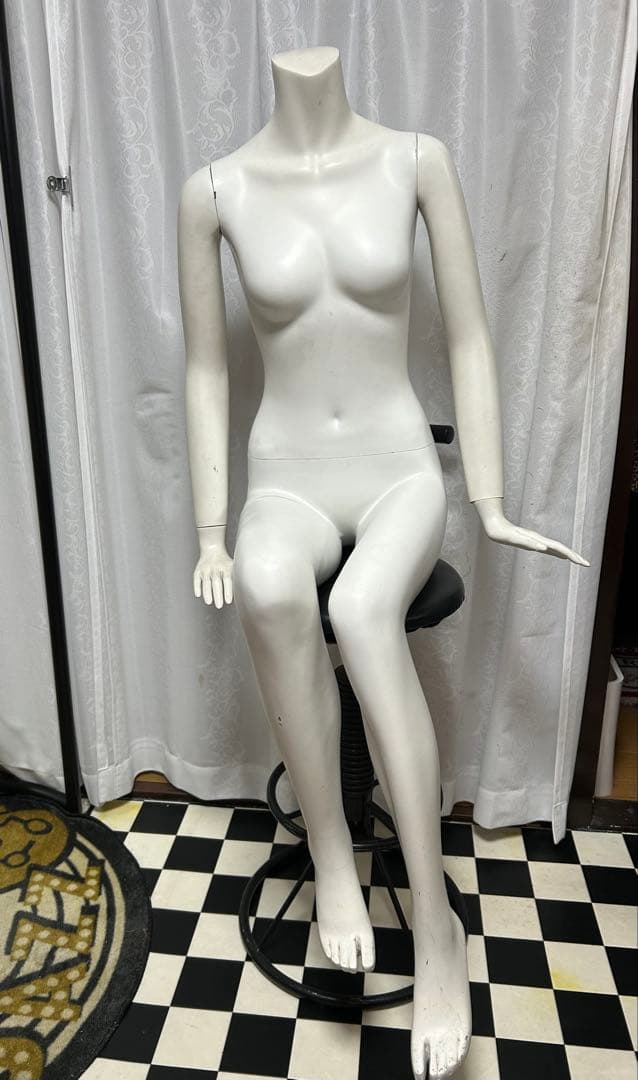 女性用ホワイトマネキン（座り）