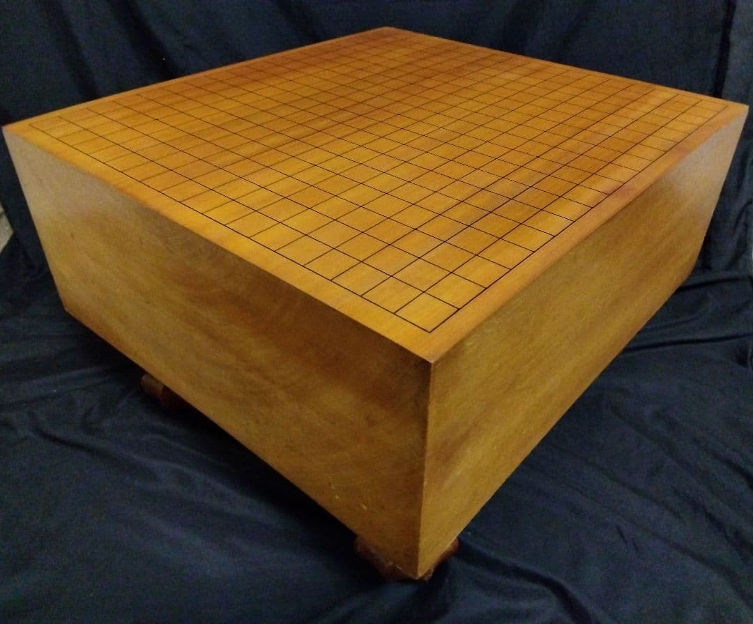 本榧　5寸6分脚付き碁盤　木裏　天然うるしによる太刀盛り