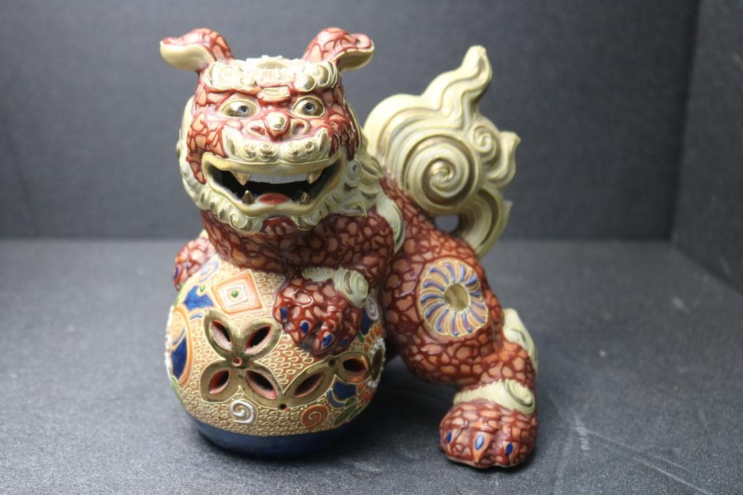玉乗り獅子／九谷焼／九谷八幡窯／朱／玄関置物／玉体守護／邪気祓い／財産運運気向上 九谷焼 須栄義作 八幡窯 玉乗り獅子 30cm 置物 陶器 招福 厄除け