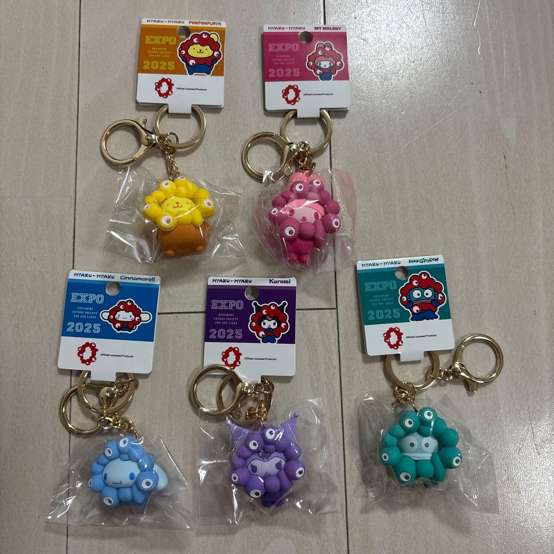 万博　サンリオ　なりきり立体マスコットキーホルダー　推しカラー セット 画像・写真 | 万博残り40日…ミャクミャク×サンリオ「新作」登場 推し