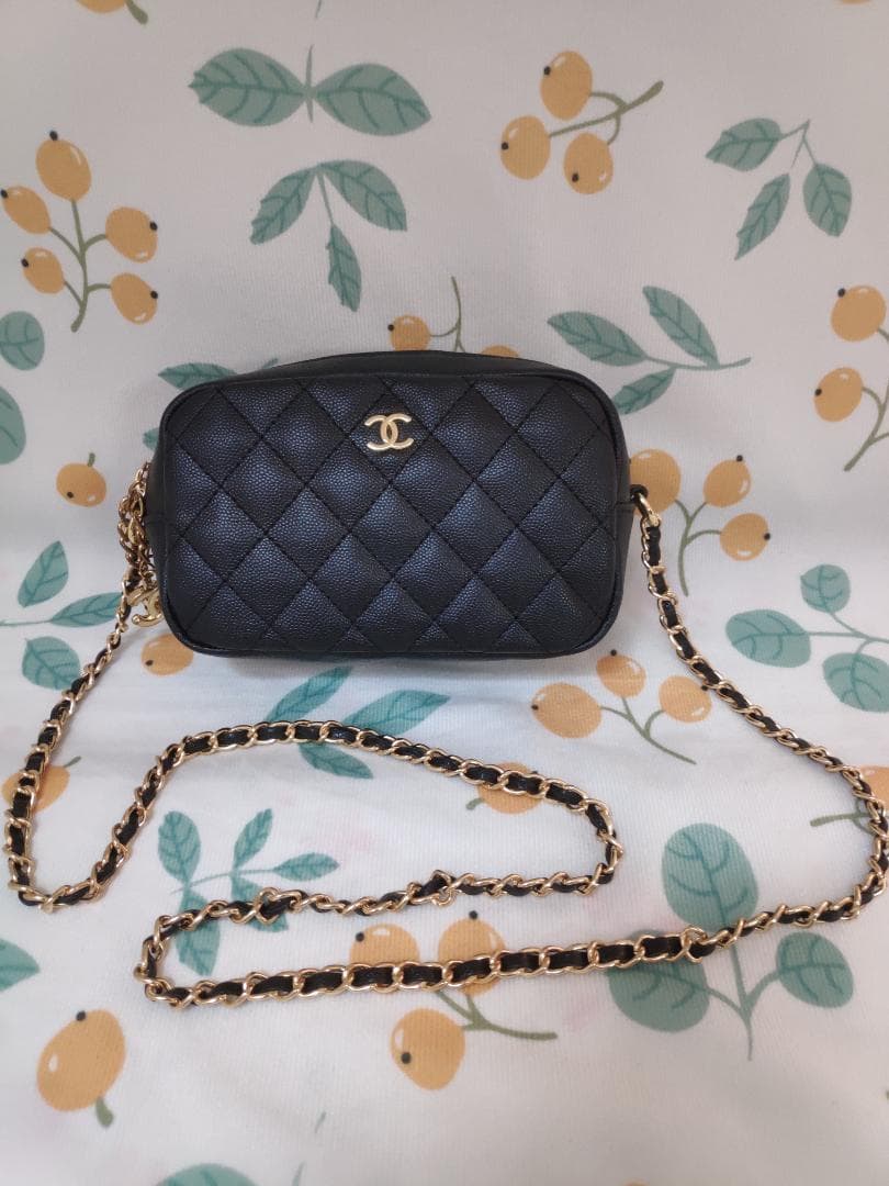 キルティングショルダーバッグ ポーチ型　チャーム付き　黒