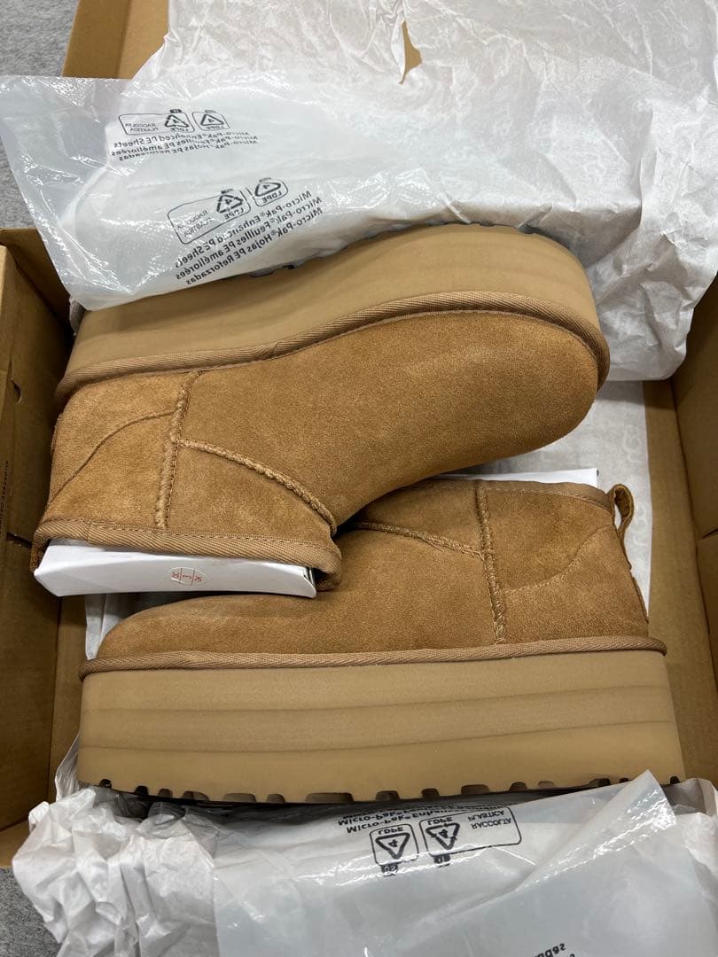 UGG クラシック ウルトラミニプラットフォーム ブーツ