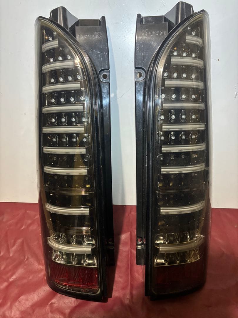 値下げしました　ハイエース200系 LED テールランプ 中古品セット　ジャンク