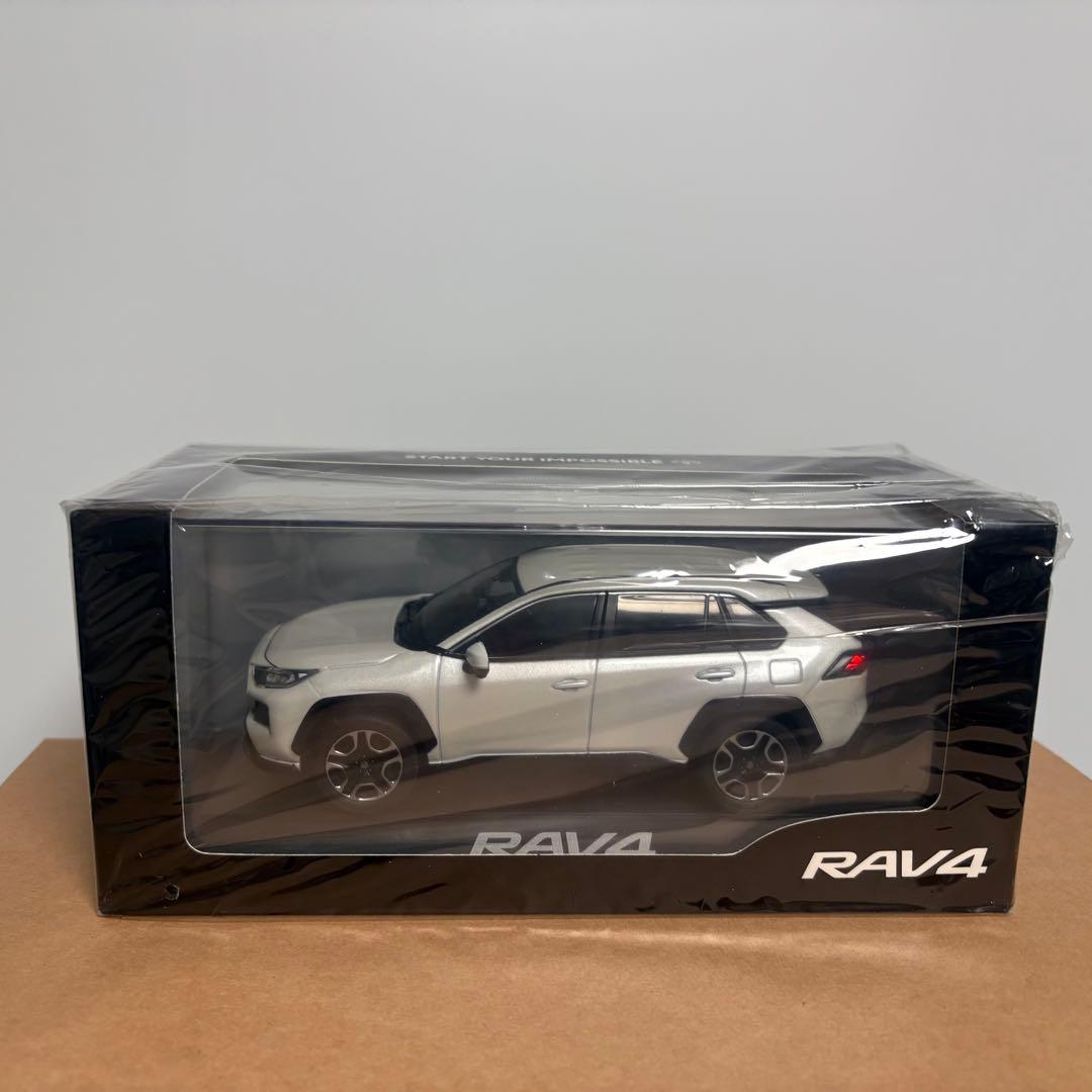 RAV4 ホワイトパールクリスタルシャイン ミニカー 1/30スケール