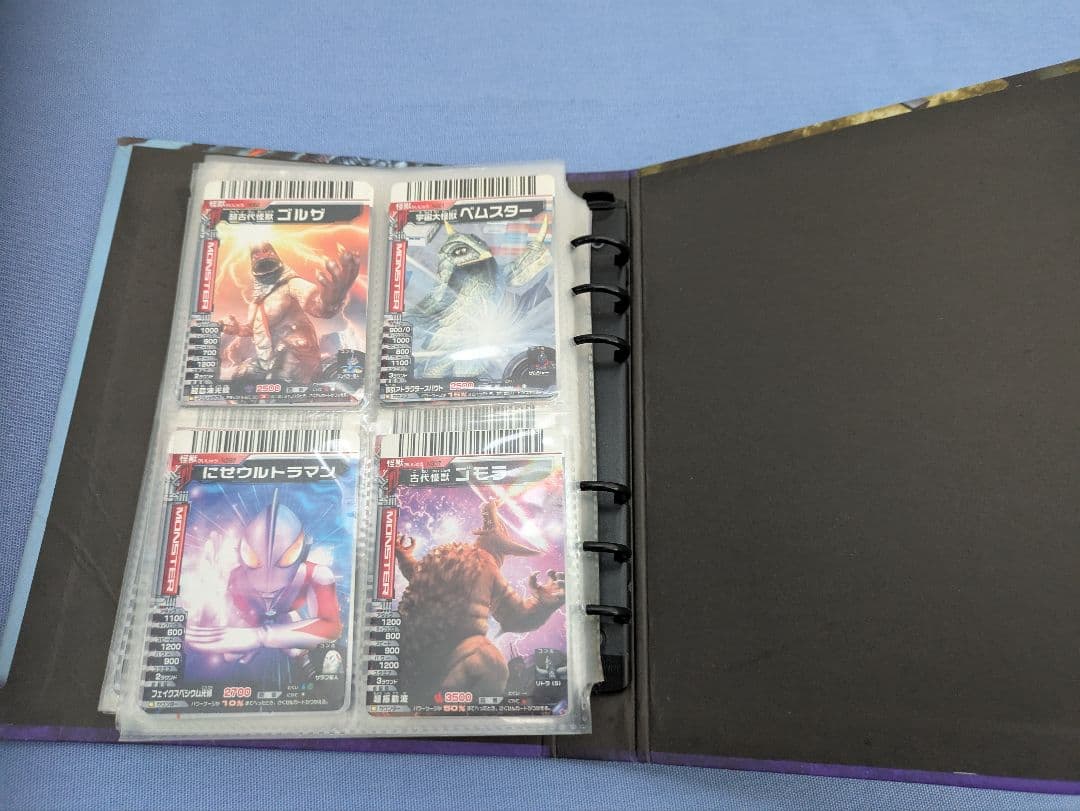 大怪獣バトルNEOバインダー＆怪獣カード88枚 - メルカリ
