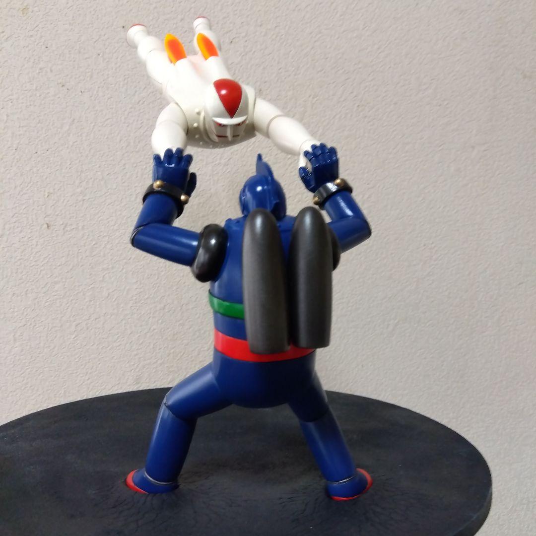 鉄人28号対バッカスのアクションポーズ