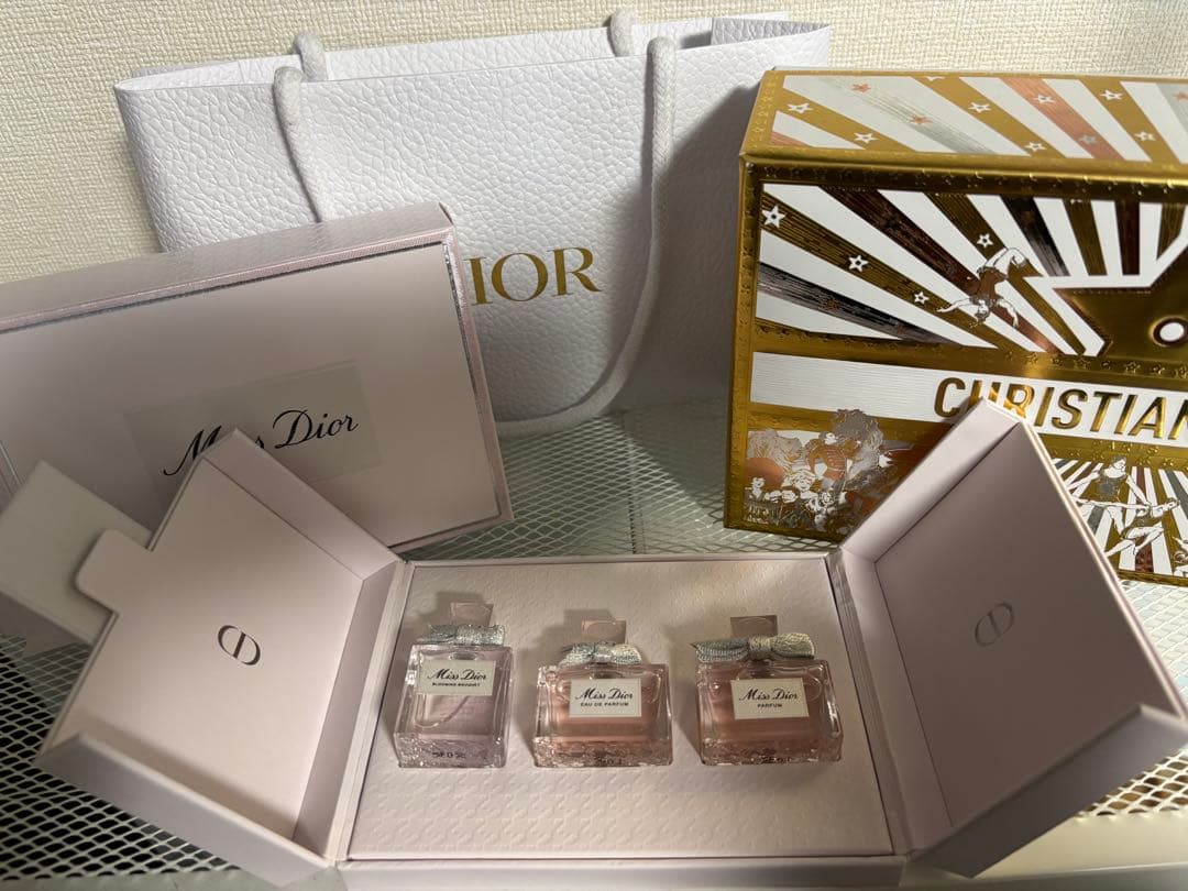 Miss Dior 香水セット 3 x 5ml クリスマス限定2025 - メルカリ