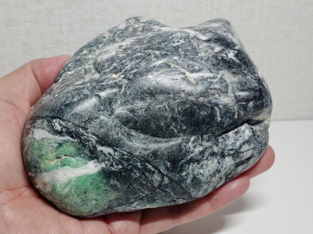 黒緑 1.3kg 翡翠 ヒスイ 原石 糸魚川 鑑賞石 自然石 誕生石 鉱物 鉱石