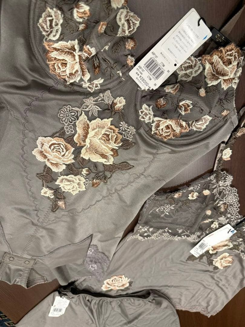 【ワコール】花柄刺繍ボディスーツ.キャミ. ペチコートの3点セット