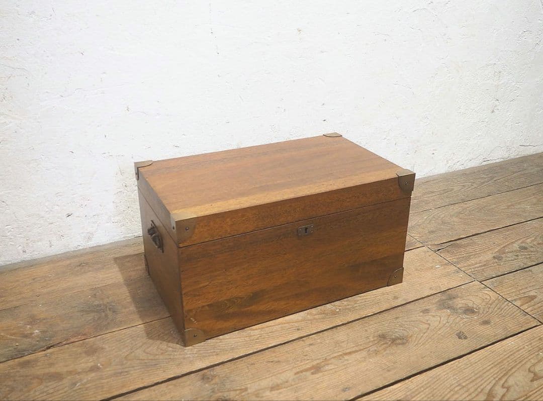 1356 鍵付き　無垢材の重厚なトランク　木箱　収納ケース　センターテーブル