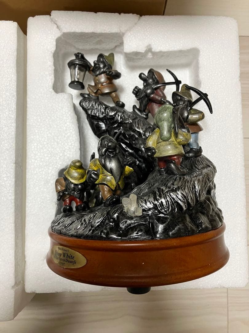 【限定100体】　白雪姫　7人の小人　ディズニー　100周年　フィギュアランプ 限定100体】 白雪姫 7人の小人 ディズニー 100周年 フィギュアランプ