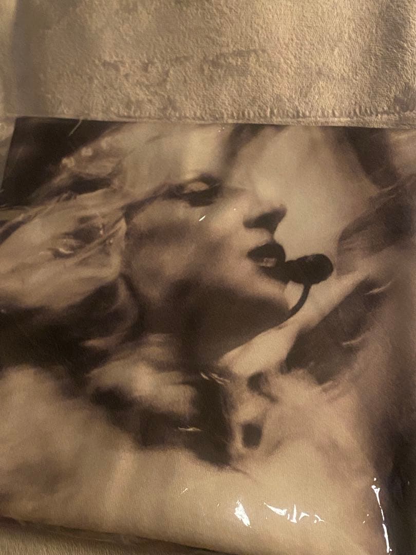 Lady Gaga VIP Gold Merch - 2026年 VIPギフト - メルカリ