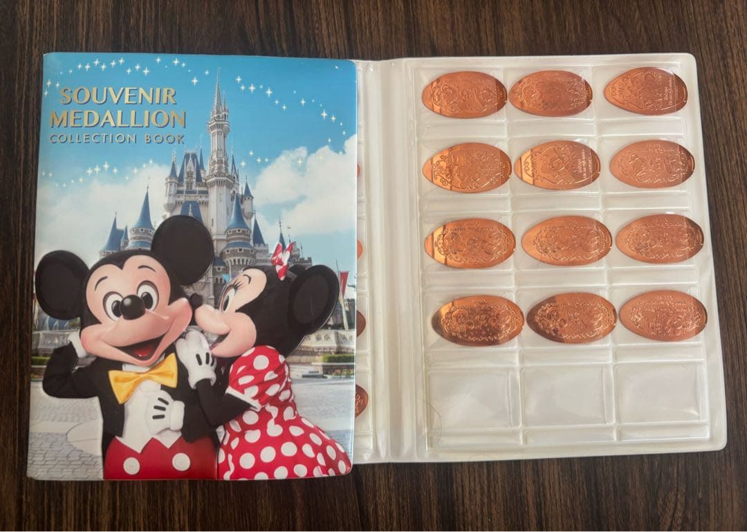 ディズニーリゾート メダルブック 35周年記念メダル+2018年メダル 計42