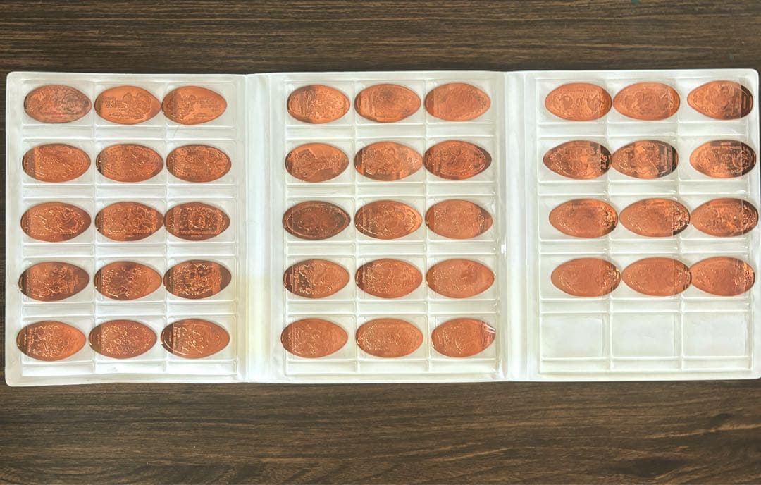 ディズニーリゾート メダルブック 35周年記念メダル+2018年メダル 計42