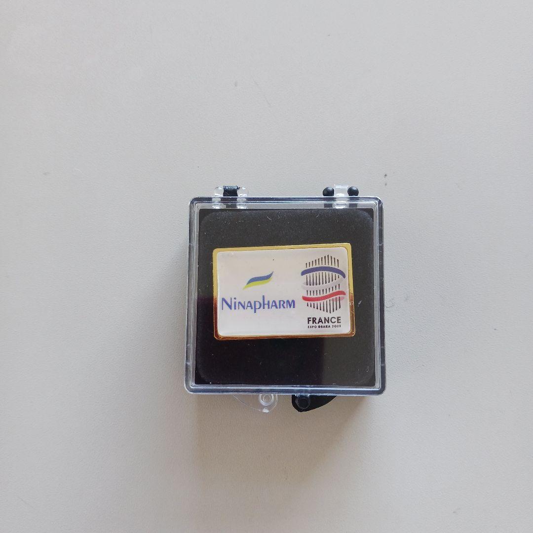 Ninapharm ロゴ ピンバッジ